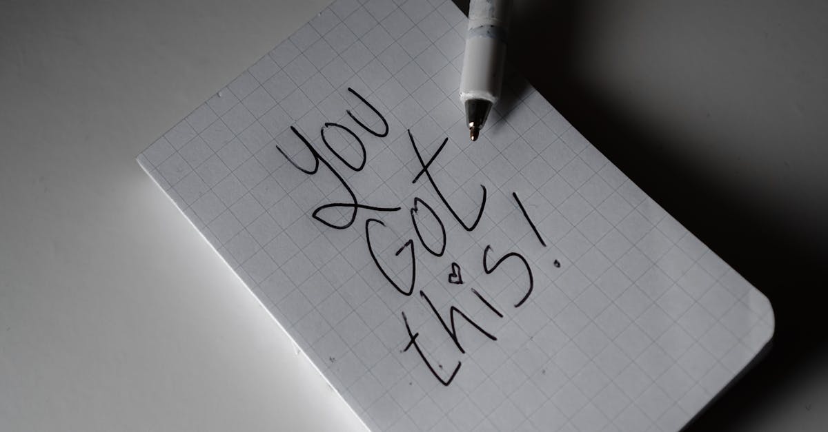 Handgeschriebene Notiz auf kariertem Papier mit Stift.